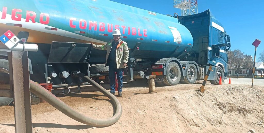 El control en una cisterna que transporte combustibles. / Foto: YPFB