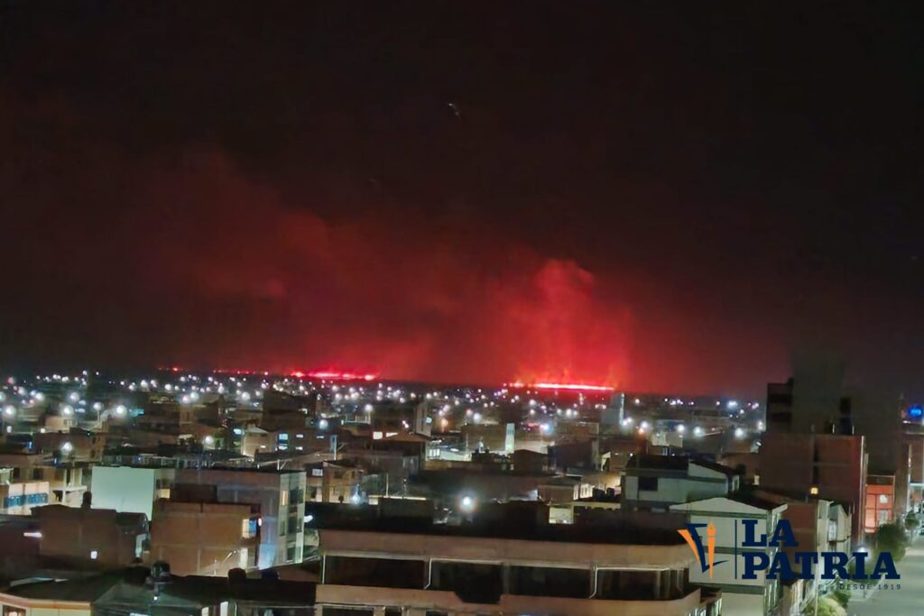 El incendio se veía desde la ciudad de Oruro. / Foto: La Patria
