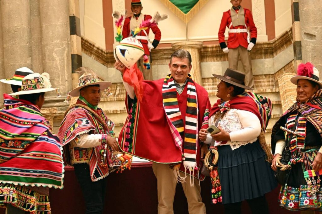 El presidente Paz con representantes de los "ayllus en paz". / Foto: RP