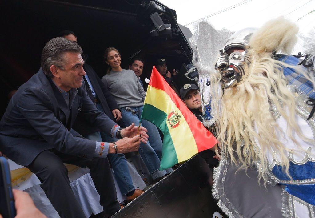 El presidente Rodrigo Paz saluda a danzarín de la morenada en la entrada folklórica del Gran Poder. / Foto: Rodrigo Paz