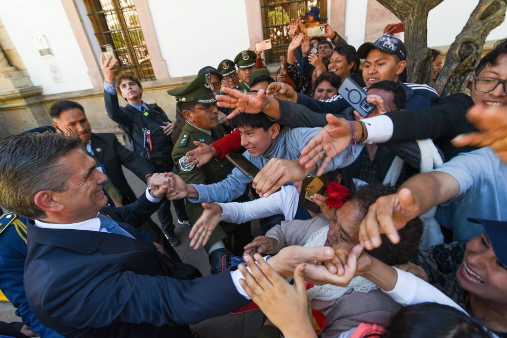 El presidente Rodrigo Paz saluda a los asistentes a la plaza 25 de mayo de Sucre. / Foto: Rodrigo Paz.