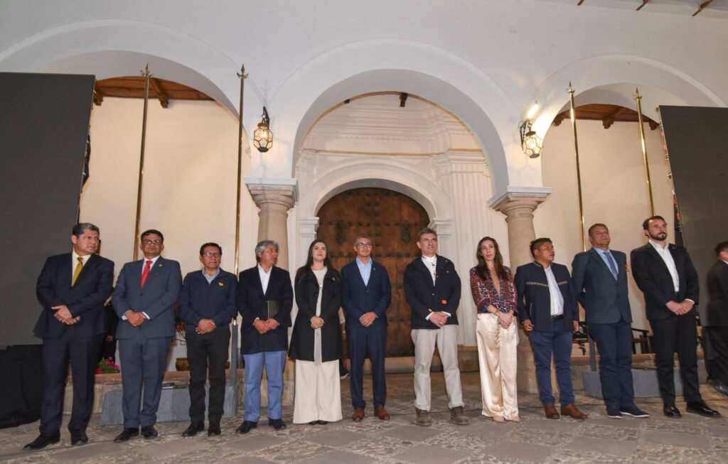 El presidente Rodrigo Paz y los nueve gobernadores del país. / Foto: Rodrigo Paz