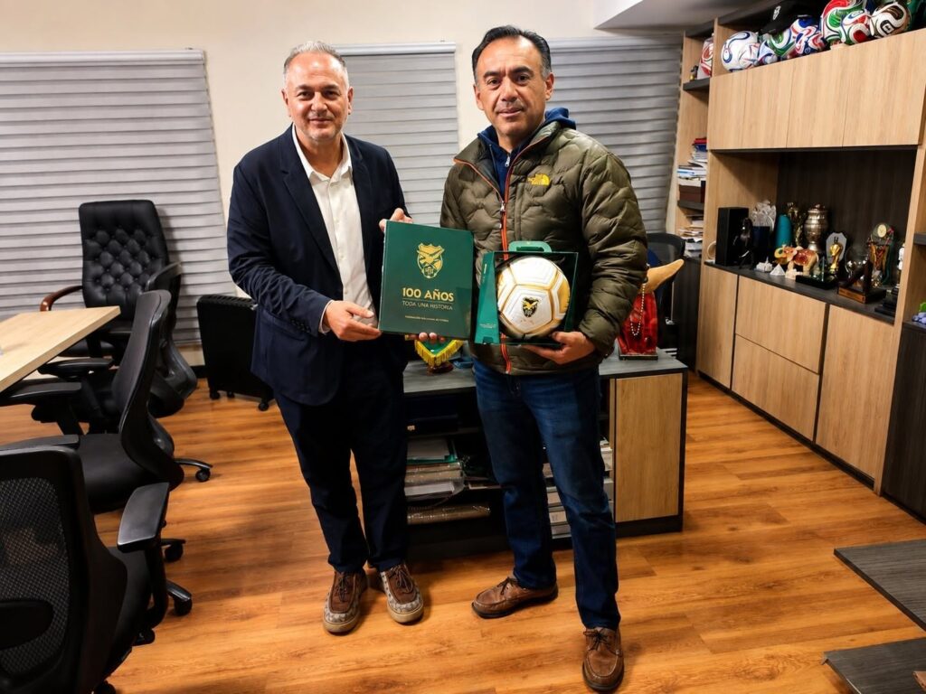 El presidente de la Federación Boliviana de Fútbol (FBF), Fernando Costa, se reunió con el viceministro de Deportes Roberto Bustamante. / Foto: VD