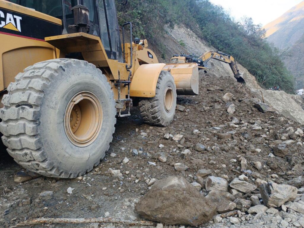 El tramo Unduavi – Chulumani, en La Paz, se habilita solo por ocho horas al día por las obras de reparación. / Foto: ABC