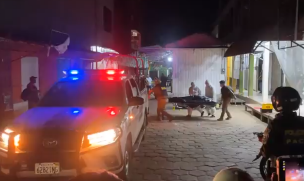 La Policía retira los cuerpos de las víctimas en el ataque en Cobija. / Foto: Unitel.