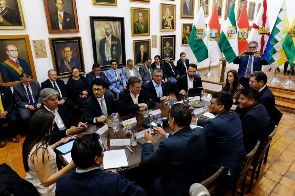 La reunión de Paz y los gobernadores del país. / Foto: Gobcom.
