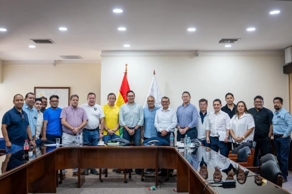Las autoridades el Gobierno con los representantes del transporte de hidrocarburos. / Foto: MEYFP
