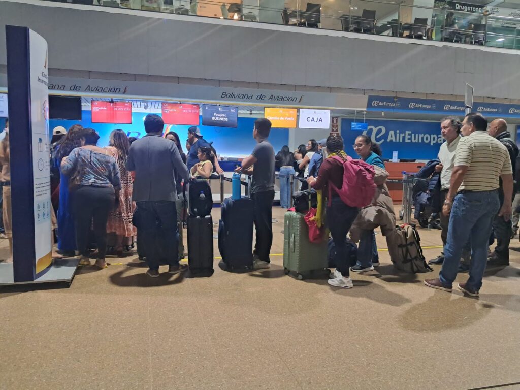 Los pasajeros esperaron la reanudación de los vuelos en Viru Viru por el corte de luz. / Foto: DTV.