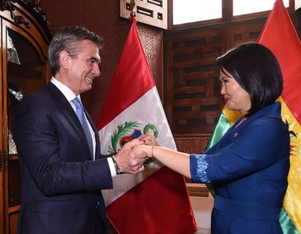 Los presidentes Rodrigo paz y Keiko Fujimori. / Foto: GobCom