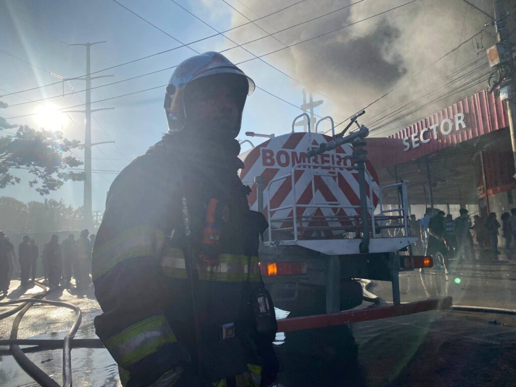 Un bombero trabaja en la zona del incendio de Barrio Lindo. / Foto: Gobernación.