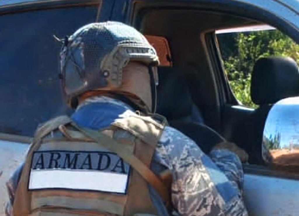 Un efectivo de la Armada inspecciona un vehículo. / Foto: AB
