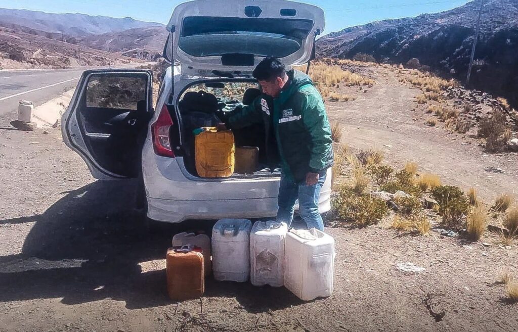 Un funcionario de la ANH muestra el traslado de combustible de forma ilegal. / Foto: Presidencia