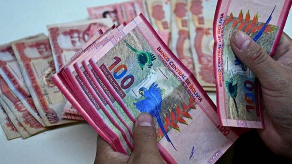 Una persona cuenta billetes de bolivianos. / Foto: ANF