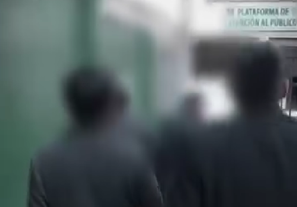 Uno de los sujetos es conducido a la Policía. / Foto: eju.tv