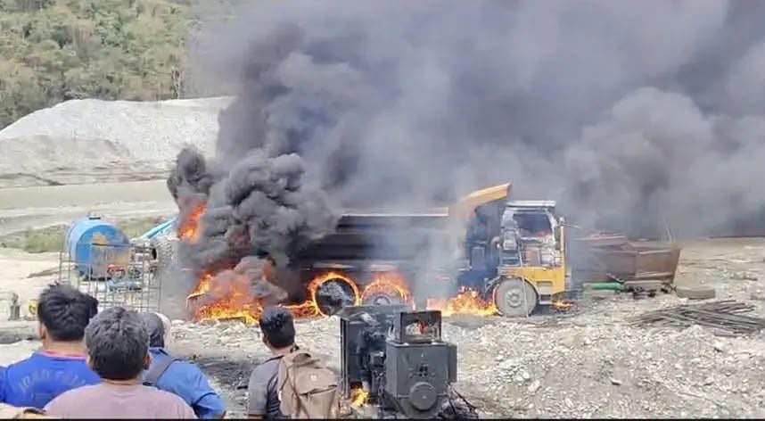 Uno de los vehículos quemados en el conflicto de La Asunta. / Foto: John Arandia