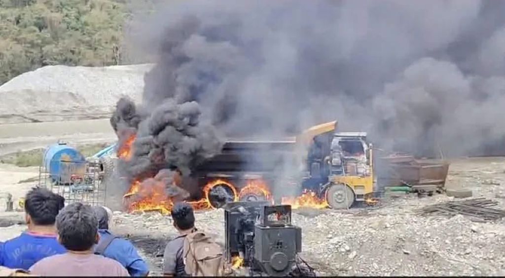 Uno de los vehículos quemados en el conflicto. / Foto: John Arandia