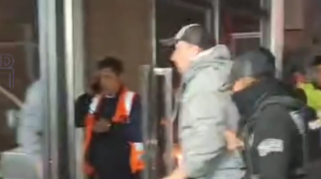 Cerimedo llega a Viru Viru para su traslado a La Paz. / Foto: Captura de video.