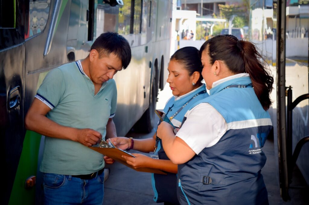 Controles de la ATT en una terminal de buses. / Foto: MOP