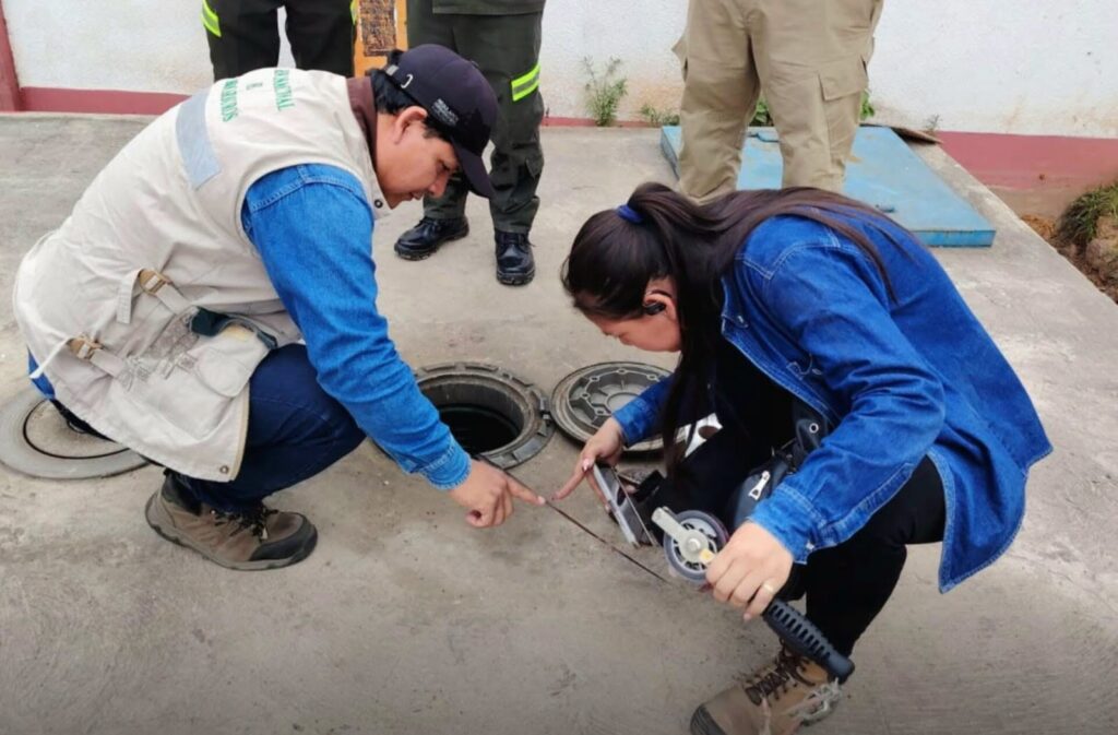 Dos funcionarios de la ANH en el surtidor de Cabeza. / Foto: ANH