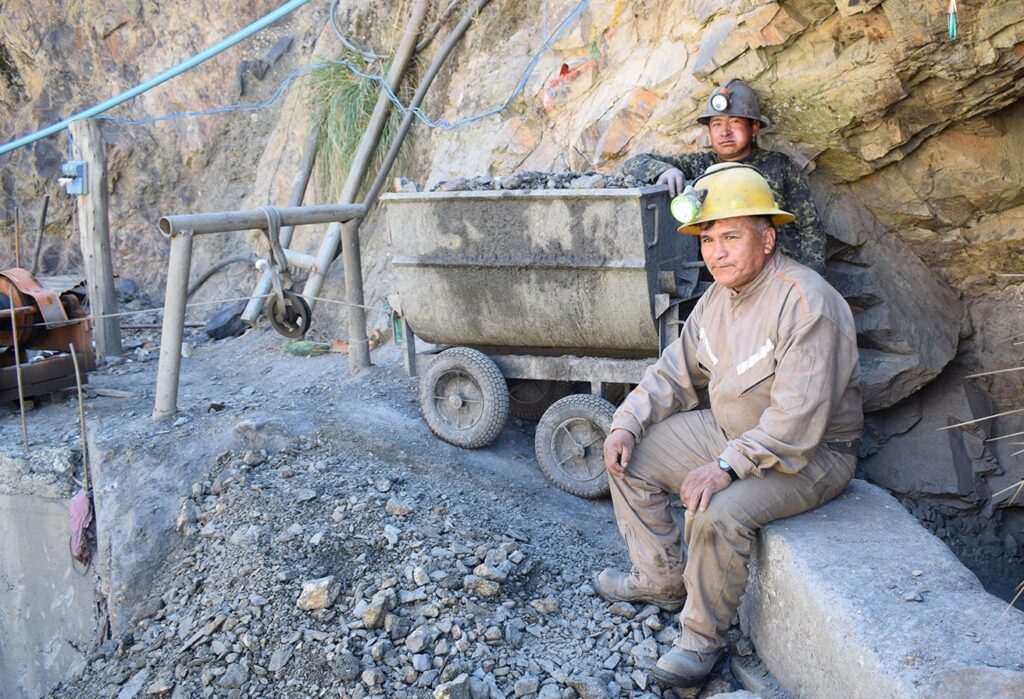 Dos operarios en un actividad minera. / Foto: Ministerio de Minería.