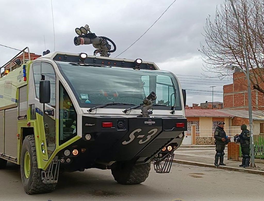 El camión bombero que llegó a Viacha para coadyuvar en el operativo de rescate. / Foto: Naabol