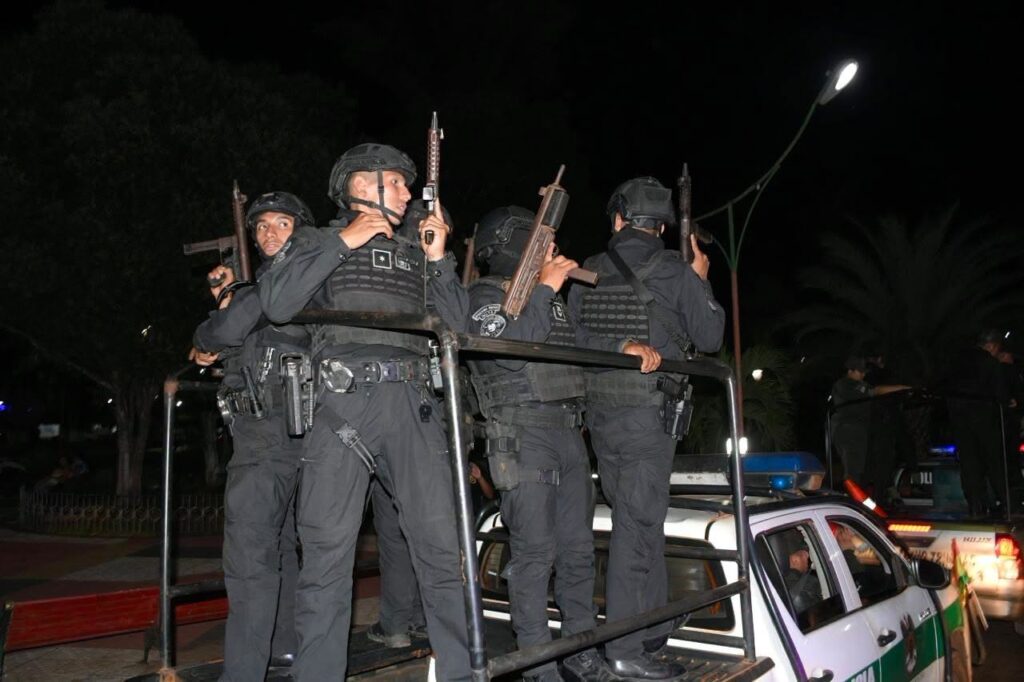 El desplazamiento de policías en San Ignacio de Velasco. / Foto: Min. Gobierno.