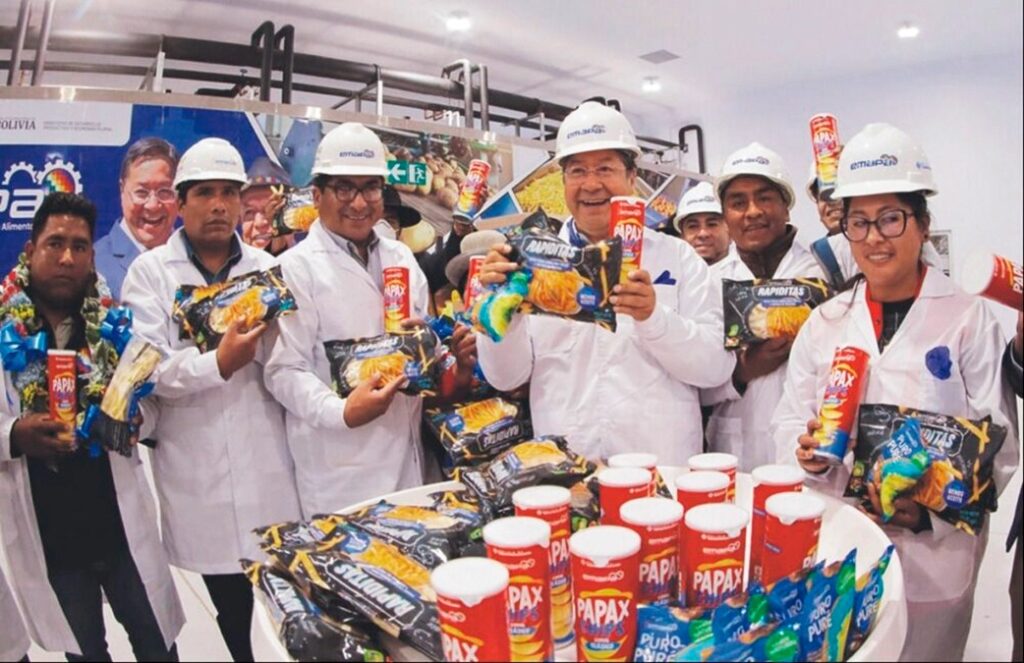 El expresidente Luis Arce muestra la producción de una planta industrial. / Foto: EMAPA.
