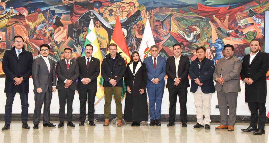 El presidente Paz con los alcaldes de las capitales del país y El Alto. / Foto: Facebook Rodrigo Paz