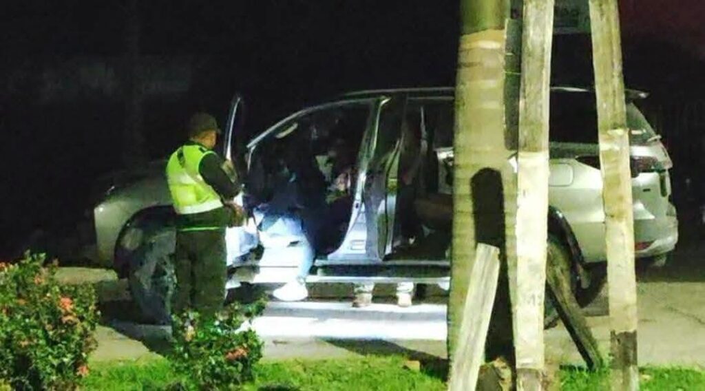 El vehículo en el que fue victimado el sujeto en el Urubó. / Foto: Radio Stilo