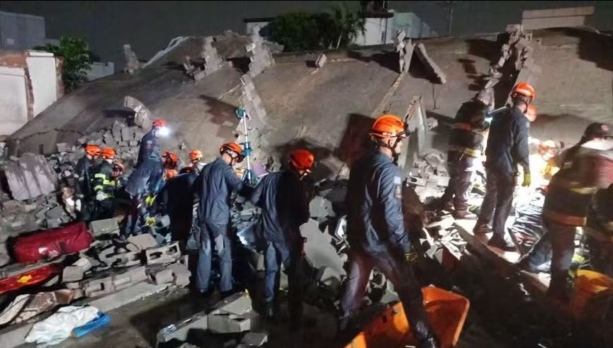 Equipos de emergencia realizan labores de búsqueda tras el derrumbe de un edificio en construcción en São Paulo, Brasil. / Foto: ABI.