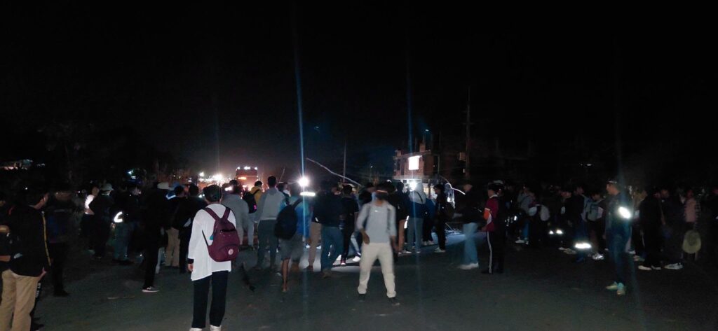 Estudiantes de Unibol cortan la nueva ruta Santa Cruz - Cochabamba. / Foto: RKC