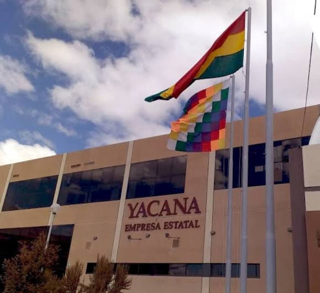 Frontis de la empresa estatal Yacana, en Laja. / Foto: Archivo.