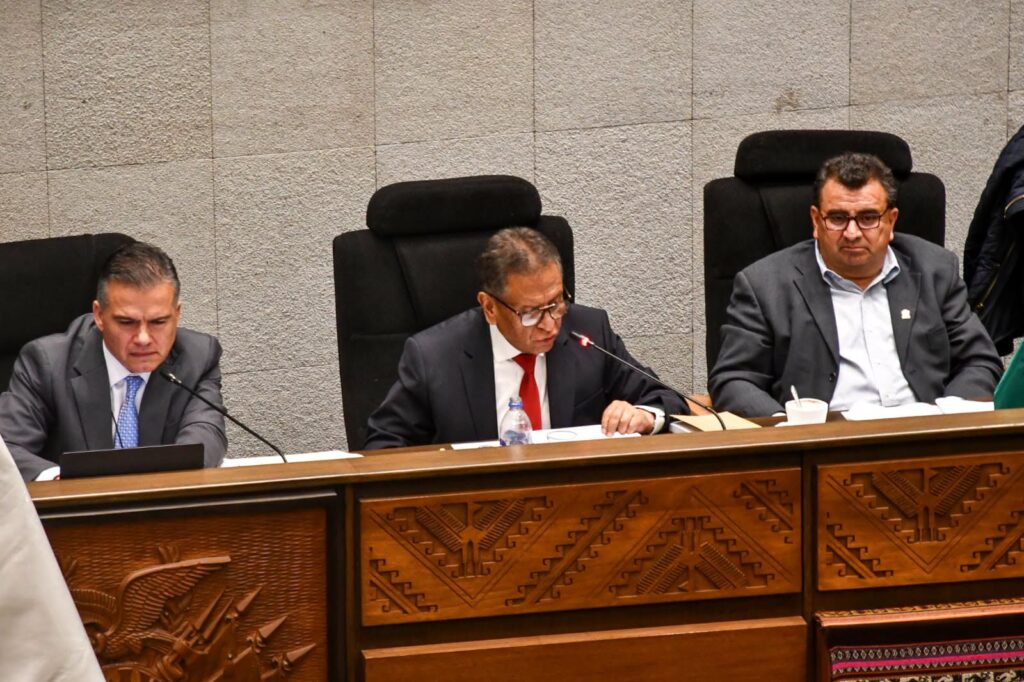 Justiniano y Oviedo ante el pleno del Legislativo. Foto Min. Gobierno