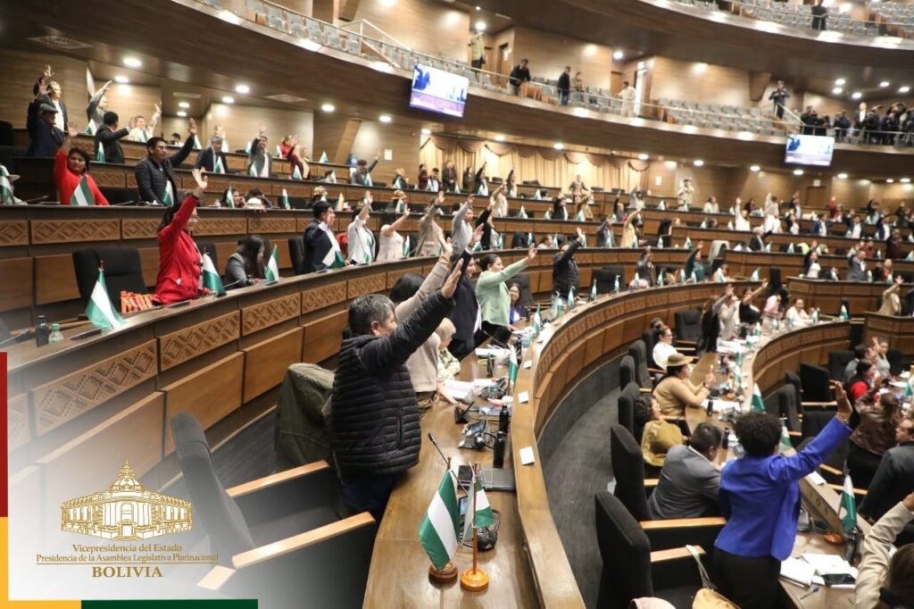 La votación de los legisladores para ampliar el estado de excepción. / Foto: Vicepresidencia