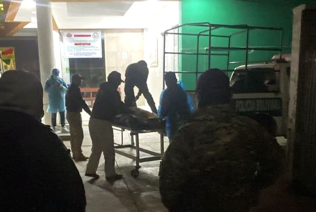 Los restos del sargento son trasladados por policías. / Foto: Ministerio de Defensa.