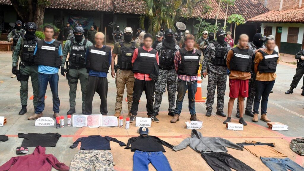 Los aprehendidos acusados de los crímenes de San Ignacio. / Foto: Ministerio de Gobierno.