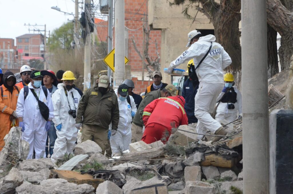 Personal de la Policía trabaja en la zona del siniestro. / Foto: Ministerio Defensa.
