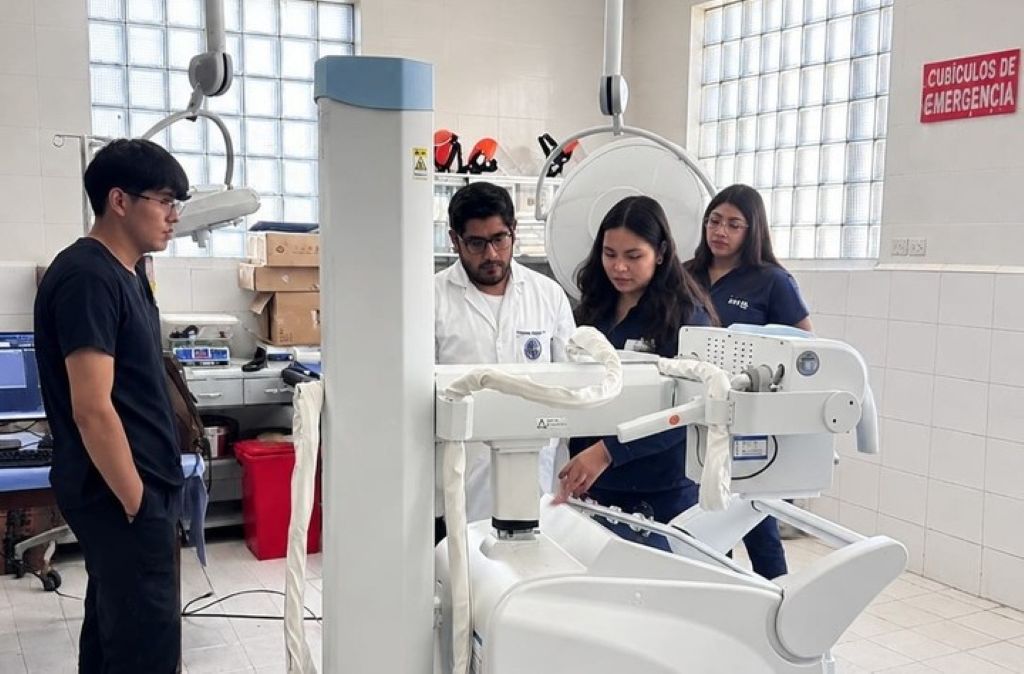 Personal de salud revisa equipo médico en un centro de salud. / Foto: Min. Salud.