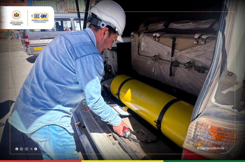 Un funcionario de Entidad Ejecutora de Conversión a Gas Natural Vehicular revisa un vehículo que usa GNV. / Foto EECGNV