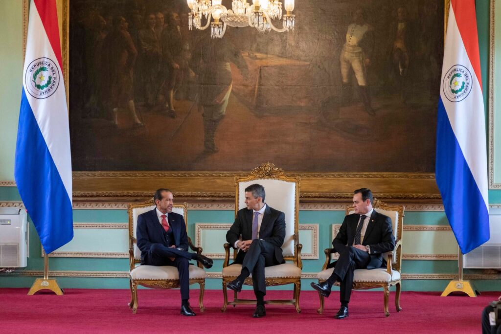 Camacho conversa con el presidente Peña. / Foto: Embajada de Bolivia.