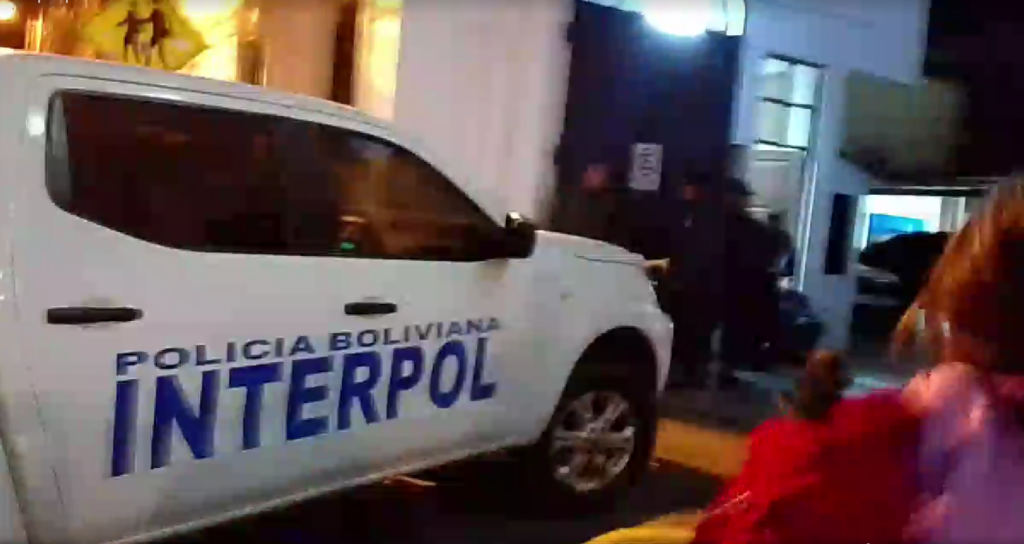 Uno de los vehículos que intervino en la Fiscalía General del Estado.