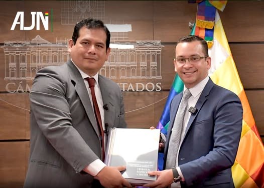 Castro recibe el paquete de leyes presentado por el TSJ. Fue en marzo de 2026. / Foto: AJN