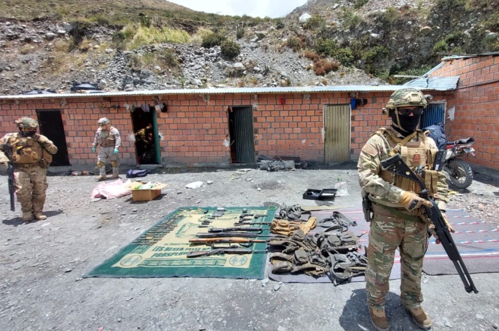 El armamento decomisado en la intervención. / Foto: Armada