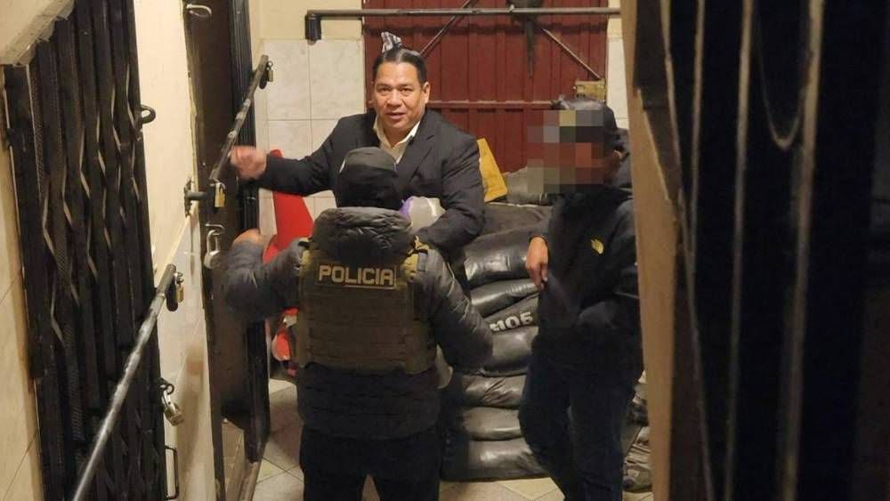 El fiscal Roger Mariaca en celdas de la FELCN de El Alto. / Foto: Redes sociales