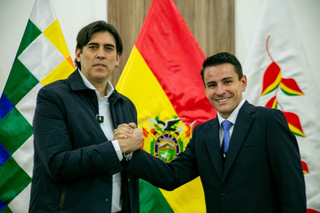 El ministro Mauricio Zamora y el nuevo director de la AEVivienda, Jorge Vaca. / Foto: MOP