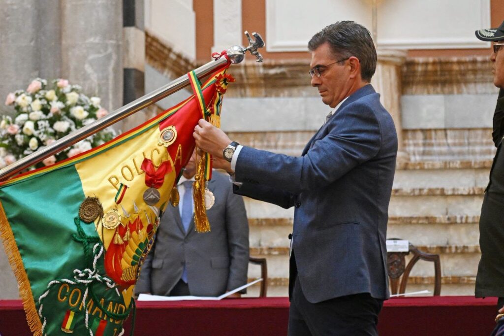 El presidente Paz entrega un reconocimiento a la Policía Boliviana. / Foto: GobCom