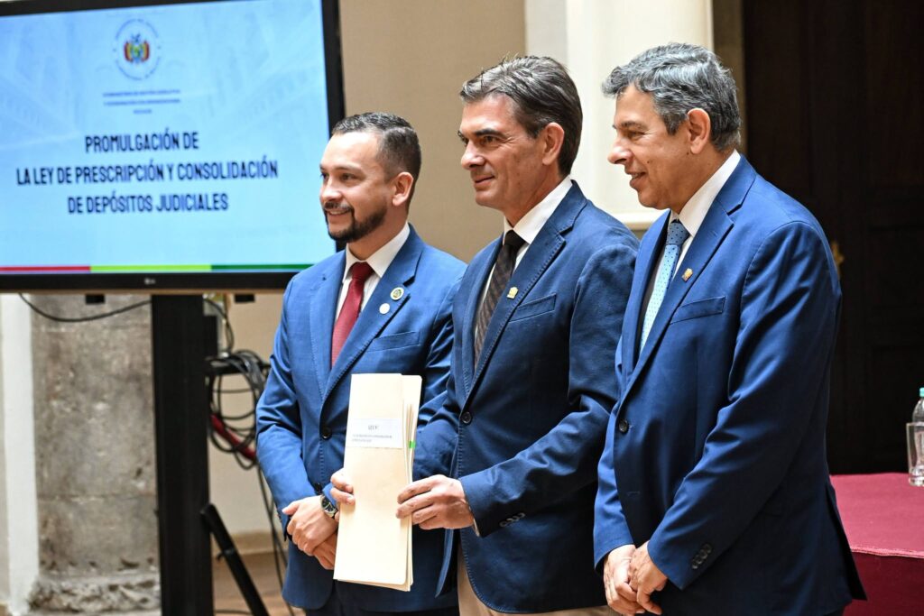 El presidente Paz muestra la ley que inyecta recursos económicos al Órgano Judicial. / Foto: Rodrigo Paz.
