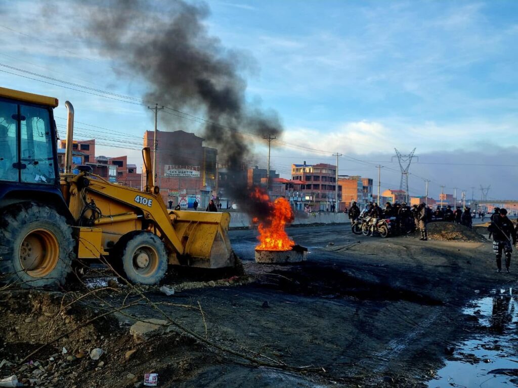 Intervención de un punto de bloqueo en El Alto, durante el conflicto de 53 días. / Foto: Policía.