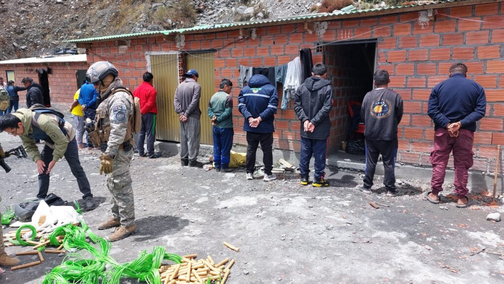 Los aprehendidos en Sorata. / Foto: Armada
