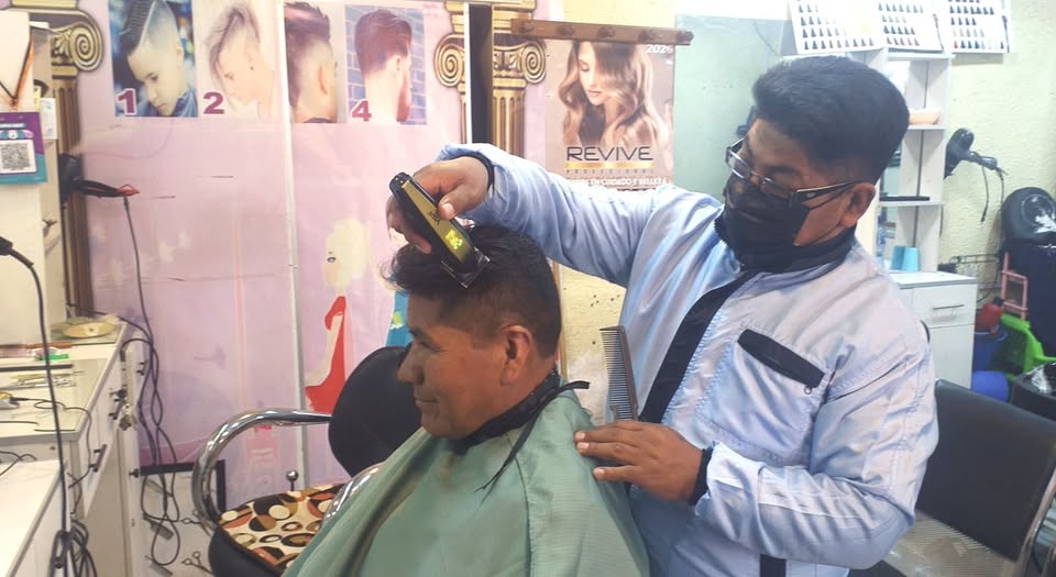 Un peluquero en Bolivia. / Foto: Viraliza Bolivia
